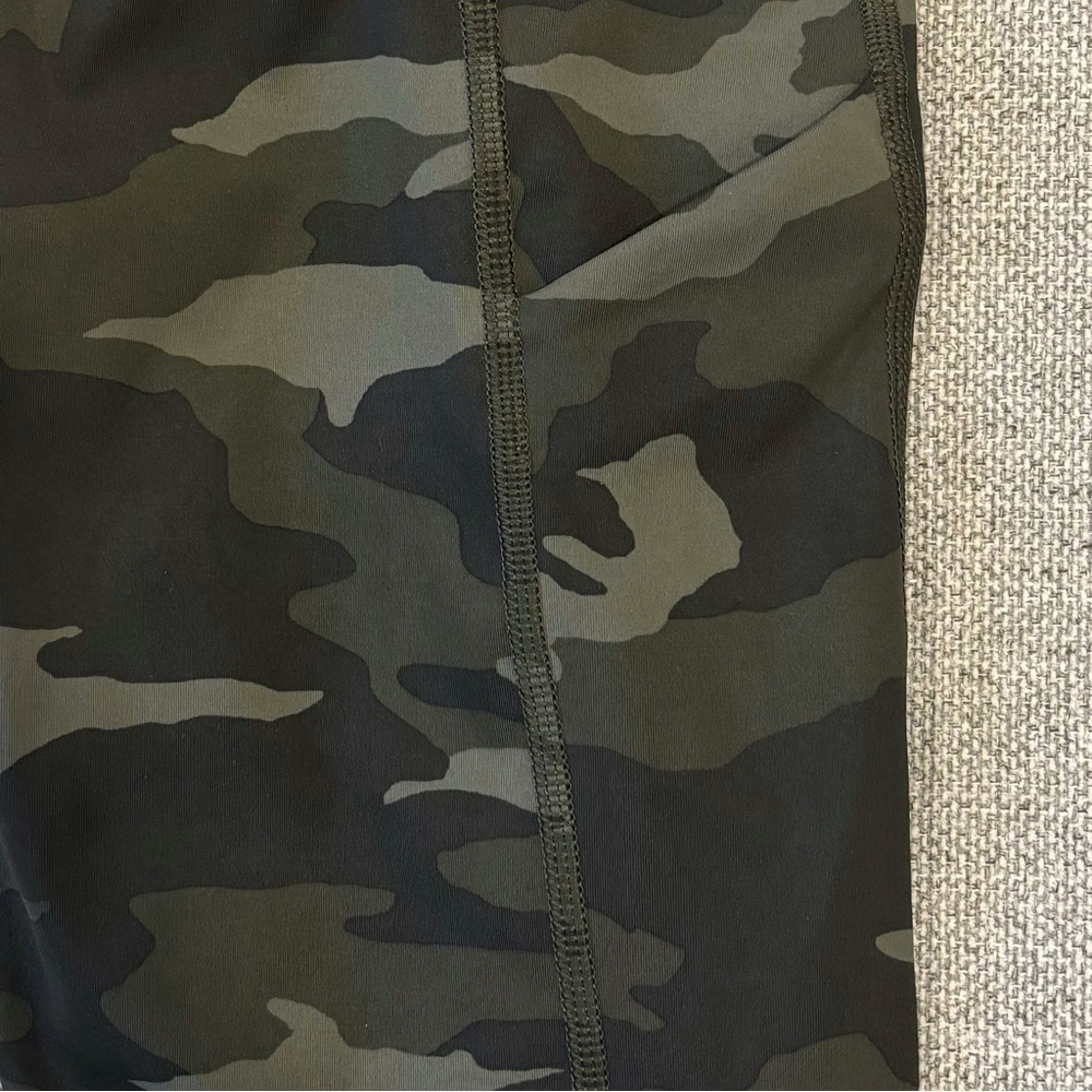 Athleta Ultimate Camo 7/8 Tight Leggings 23" Size Small EUC - Picture 6 of 7